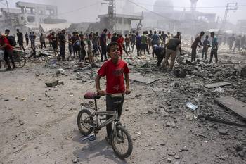 Palestinos en el barrio Al-Zeitoun, sur de Gaza, tras un ataque israelí. · Foto: Bashar Talev, AFP