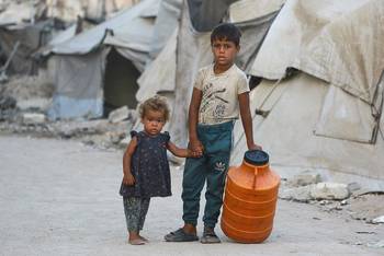 Niños palestinos en un campamento de desplazados en la ciudad de Gaza. · Foto: Bashar Taleb, AFP