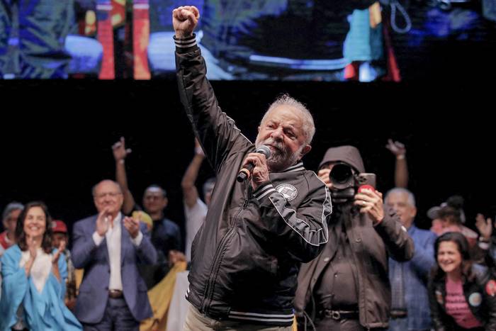 El candidato presidencial por el Partido de los Trabajadores, Luiz Inácio Lula da Silva, en el barrio de Itaquera en São Paulo, el 24 de setiembre de 2022. · Foto: Caio Guatelli, AFP