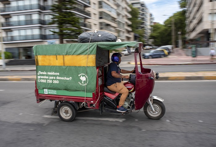 Motocarro en la rambla de Montevideo (archivo, enero de 2024). · Foto: Martín Varela Umpiérrez