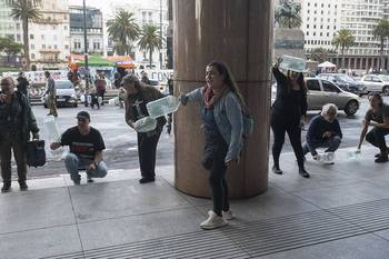 Manifestantes en contra del Proyecto Neptuno en Torre Ejecutiva. · Foto: Alessandro Maradei