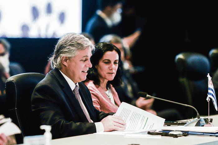 Francisco Bustillo y Azucena Arbeleche en la reunión de ministros del Mercosur en Luque, Paraguay (20.07.2022). · Foto: Nathalia Aguilar, EFE