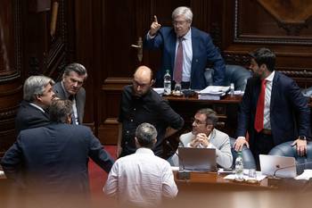Daniel Caggiani, Sergio Botana, Carlos Camy, Pedro Bordaberry, Sebastián Sabini, Martín Melazzi, Tabaré Viera y Andrés Ojeda, el 26 de noviembre, durante la discusión del presupuesto en la Cámara de Senadores. · Foto: Gianni Schiaffarino
