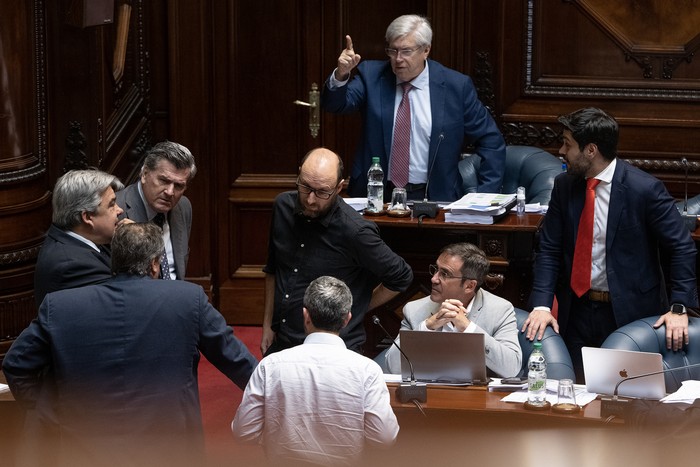 Daniel Caggiani, Sergio Botana, Carlos Camy, Pedro Bordaberry, Sebastián Sabini, Martín Melazzi, Tabaré Viera y Andrés Ojeda, el 26 de noviembre, durante la discusión del presupuesto en la Cámara de Senadores. · Foto: Gianni Schiaffarino