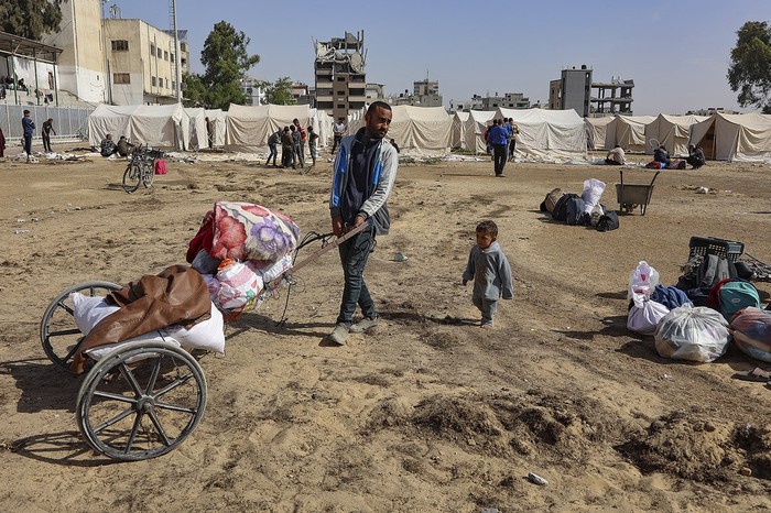 Palestinos huyen de los ataques israelíes en un campamento improvisado en el estadio de fútbol Yarmouk, ​​en la ciudad de Gaza. · Foto: Omar Al-Qattaa, AFP