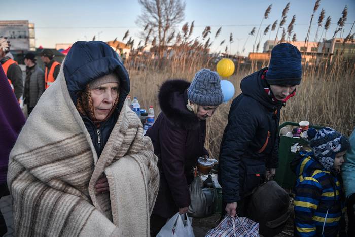 Refugiados ucranianos después de cruzar la frontera con Polonia en el cruce fronterizo de Medyka, sureste de Polonia. · Foto: Louisa Gouliamaki, AFP