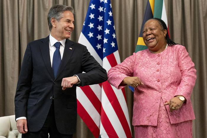 El secretario de Estado de Estados Unidos Antony Blinken y la ministra de Relaciones Exteriores de Sudáfrica, Naledi Pandor en el Departamento de Relaciones Internacionales y Cooperación de Sudáfrica en Pretoria, Sudáfrica, el 8 de agosto. · Foto: Andrew Harnik / POOL / AFP