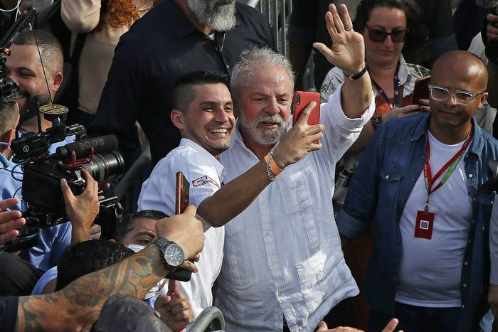 Luiz Inacio Lula da Silva, durante el lanzamiento de su campaña electoral en una visita a una planta de Volkswagen en Sao Bernando do Campo, Sao Paulo, el martes 16. · Foto: Miguel Schincariol, AFP