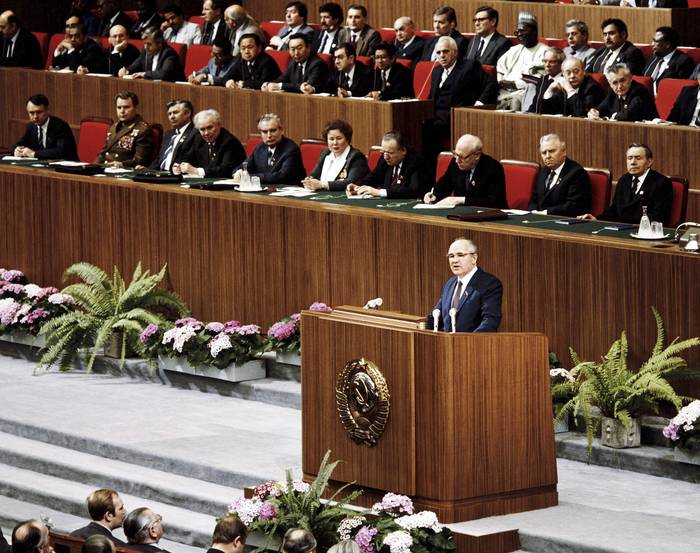 Mijaíl Gorbachov, secretario general del Comité Central del Partido Comunista de la Unión Soviética, da un discurso durante el XVIII Congreso de Sindicatos de la Unión Soviética en el Palacio de Congresos del Kremlin, en Moscú, el 25 de febrero de 1987. · Foto: Yuri Lezunov, TASS, AFP