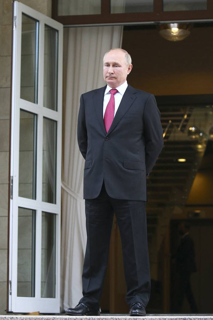 Vladimir Putin en la residencia estatal de Bocharov Ruchei, después de una reunión con su homólogo turco en Sochi, el 29 de setiembre. · Foto: Vladimir Smirnov, pool, AFP
