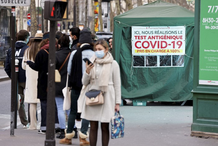 Cola fuera de una farmacia de París para realizarse prueba de antígenos  de Covid 19, el miércoles 5 de enero de 2022. · Foto: Ludovic Marin, AFP