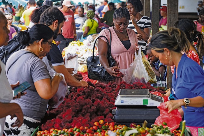 Mercado de Cayena, Guayana Francesa (archivo, marzo de 2024). · Foto: Ludovic Marin, AFP