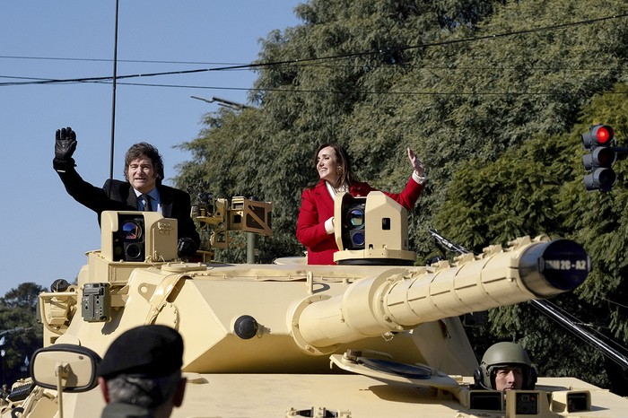 El presidente de Argentina, Javier Milei, y su vicepresidenta, Victoria Villarruel, saludan desde un tanque blindado durante un desfile militar que conmemora el 208 aniversario de la independencia de Argentina de España, el 9 de julio. · Foto: Alessia Maccioni, AFP