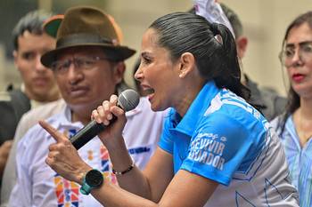 La candidata presidencial Luisa González, durante su último mitin de campaña en Guayaquil, Ecuador, el jueves 10. · Foto: Marcos Pin, AFP