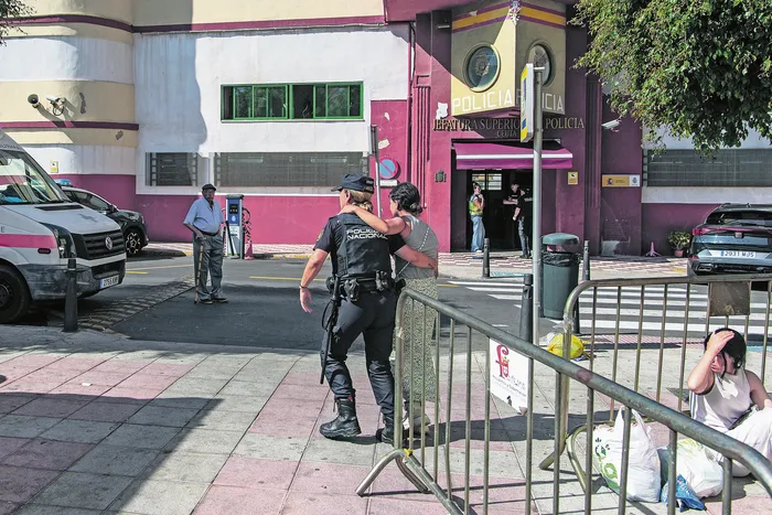 Policías y menores migrantes afuera de la sede de la Policía en Ceuta previo a comenzar los procedimientos de identificación y registro en el enclave español. · Foto: Antonio Sempere, AFP