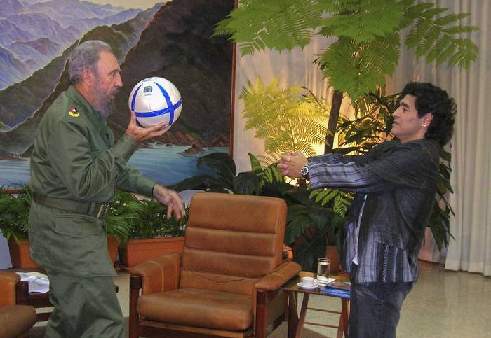 El presidente cubano, Fidel Castro, y Diego Armando Maradona durante la grabación del programa de televisión
La noche del 10, el 26 de octubre de 2005, en La Habana.  · Foto: Canal 13, AFP