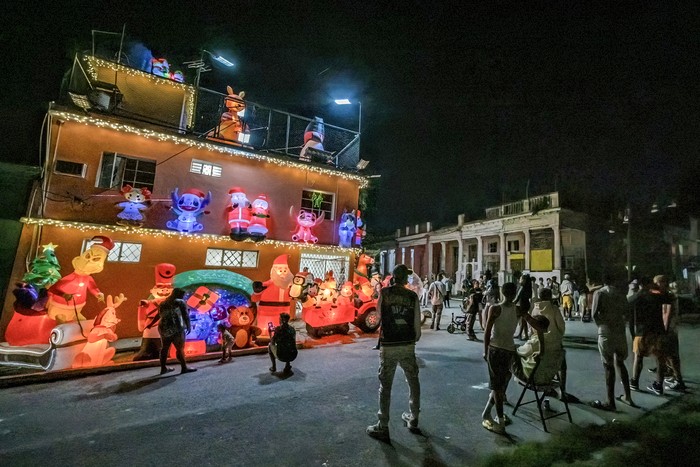 Decoración navideña alimentada por un generador en medio de un apagón en La Habana, el 25 de diciembre. · Foto: Adalberto Roque, AFP