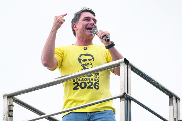 Flávio Bolsonaro, en una manifestación durante el Día de la Independencia, en la playa de Copacabana en Río de Janeiro (archivo, setiembre de 2025). · Foto: Pablo Porciúncula, AFP