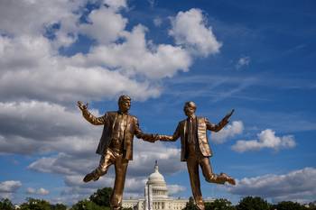 Estatua que representa a Donald Trump y Jeffrey Epstein en el National Mall, en Washington (archivo, octubre de 2025). · Foto: Andrew Harnik, Getty Images, AFP