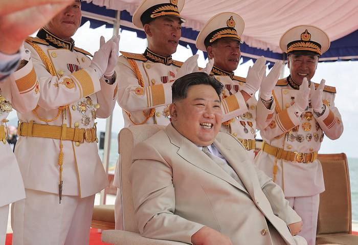 Kim Jong-un (C), durante la ceremonia de inauguración del nuevo submarino  No 841, llamado Hero Kim 
Kun Ok, el 6 de setiembre. Foto: KCNA vía KSN, AFP