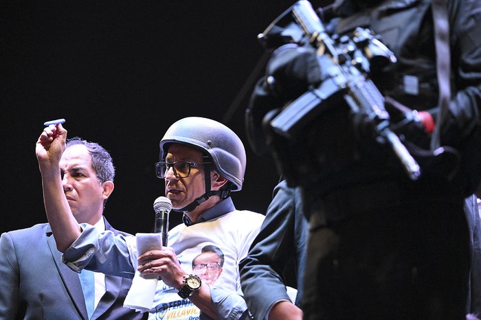 El periodista y candidato presidencial del partido Construye, Christian Zurita, habla durante el cierre de su campaña de cara a las elecciones nacionales, en Quito. · Foto: Martín Bernetti, AFP