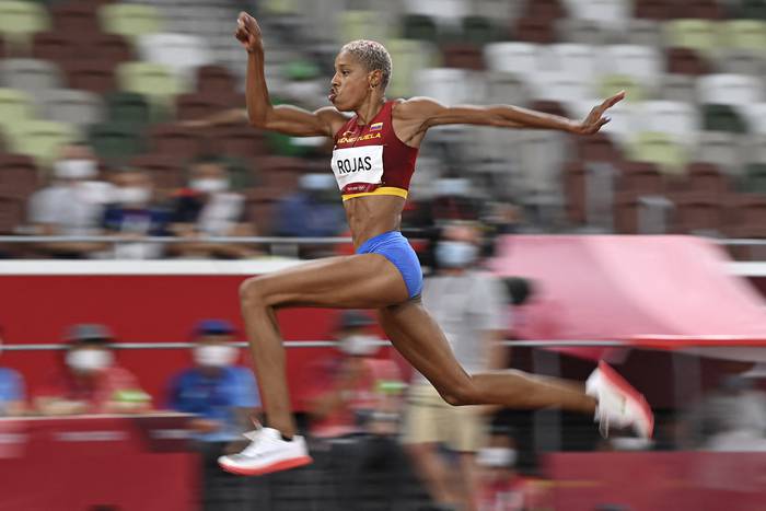 Yulimar Rojas de Venezuela compite en la final de triple salto femenino durante los Juegos Olímpicos de Tokio 2020 en el Estadio Olímpico de Tokio el 1 de agosto de 2021. (Foto de Andrej ISAKOVIC / AFP) · Foto: Andrej Isakovic, AFP