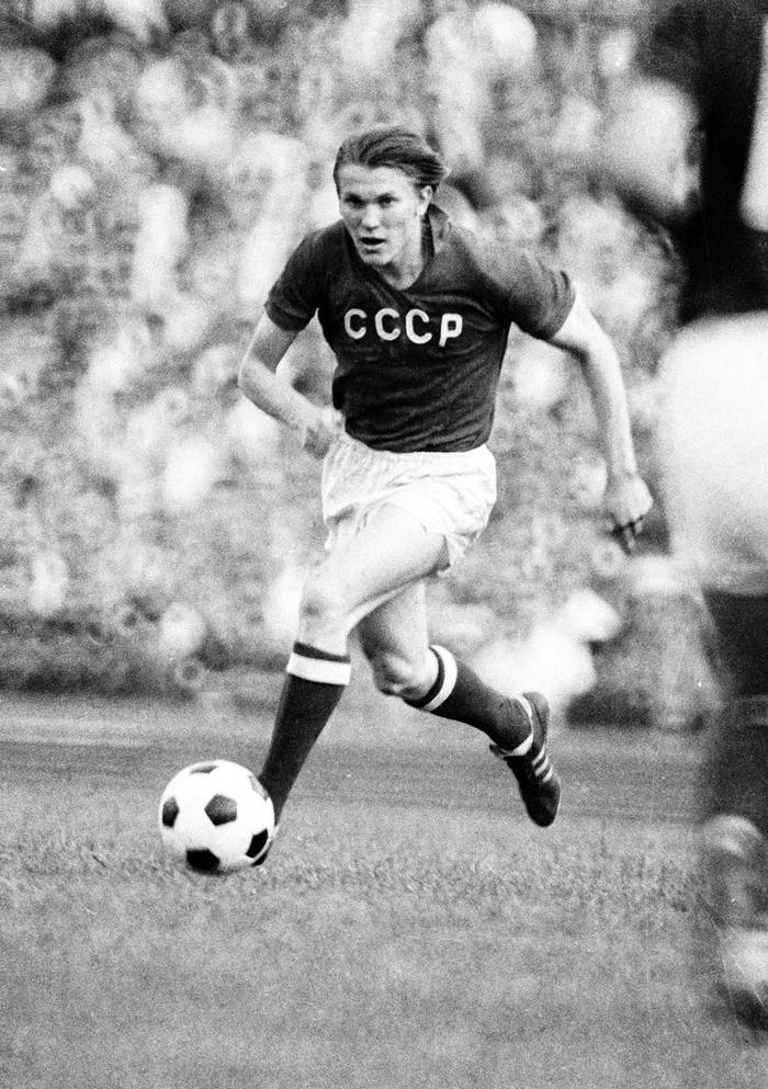 Oleg Blokhin, delantero del Dínamo de Kiev y de la selección de la Unión de Repúblicas Socialistas Soviéticas (URSS).  (archivo, setiembre de 1975) · Foto: Somov Yuriy, Sputnik, AFP