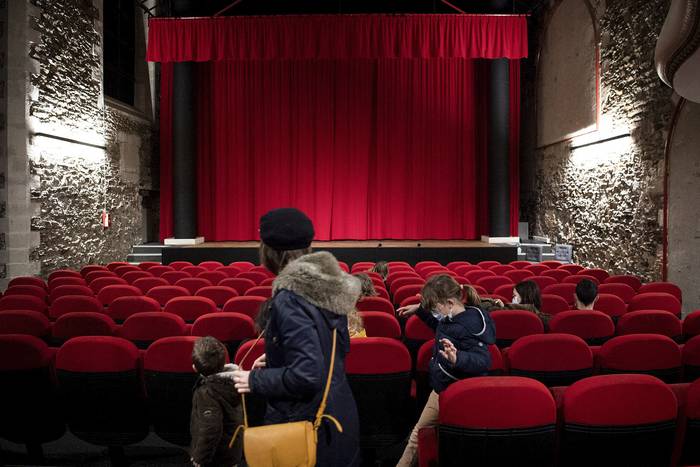 
Público ingresa a un cine teatro para la proyección de una película en Nantes, como parte de una acción a nivel nacional para reabrir los cines y teatros cerrados desde el comienzo de la pandemia del covid-19. · Foto: Loic Venance, AFP