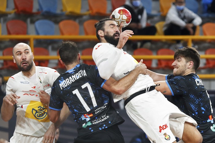 
Joan Canella, de España, Diego Morandeira, de Uruguay, Jorge Maqueda, de España y Gabriel Chaparro, capitán de Uruguay, el sábado 23, en El Cairo. · Foto: David Josek, pool, AFP