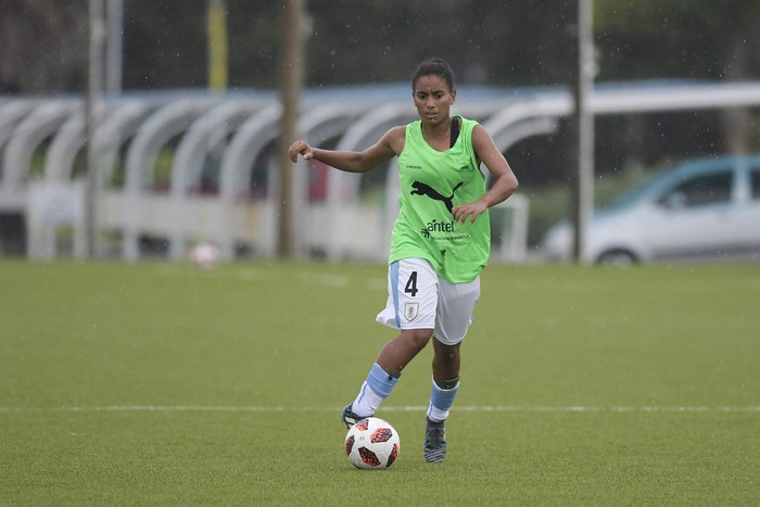 Laura Felipe, durante un partido de entrenamiento de la selección uruguaya ante River Plate, en el Complejo Uruguay Celeste. (archivo, febrero de 2019) · Foto: Sandro Pereyra