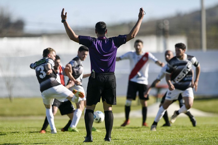 El árbitro Washington Banchero, durante la final de ida de la decimosexta Copa Nacional de Clubes Divisional B, entre los equipos de Barrio Olímpico, de Minas, y Ferro Carril de Salto, en el estadio Juan Lavalleja de Minas.  (archivo, setiembre de 2019) · Foto: Fernando Morán