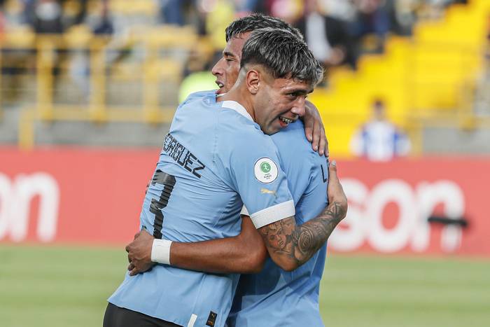 Emiliano Rodríguez y Luciano Rodríguez, de Uruguay, al final del partido contra Ecuador, el 3 de febrero, en el estadio de Bogotá. · Foto: Carlos Ortega, EFE