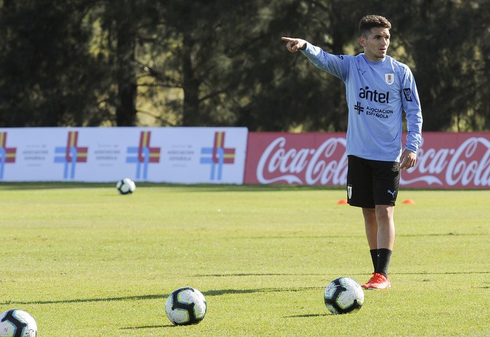 Lucas Torreira, durante un entrenamiento de la selección, en el Complejo Uruguay Celeste (archivo, junio de 2019). · Foto: Federico Gutiérrez