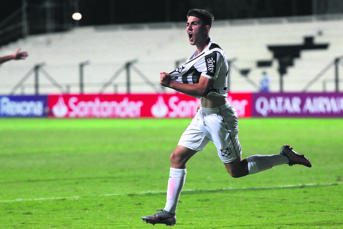 Kevin Rolón de Montevideo Wanderers, tras convertir ante Bolívar por Copa Libertadores, el martes,
en el Parque Alfredo Víctor Viera, · Foto: Raúl Martínez, EFE