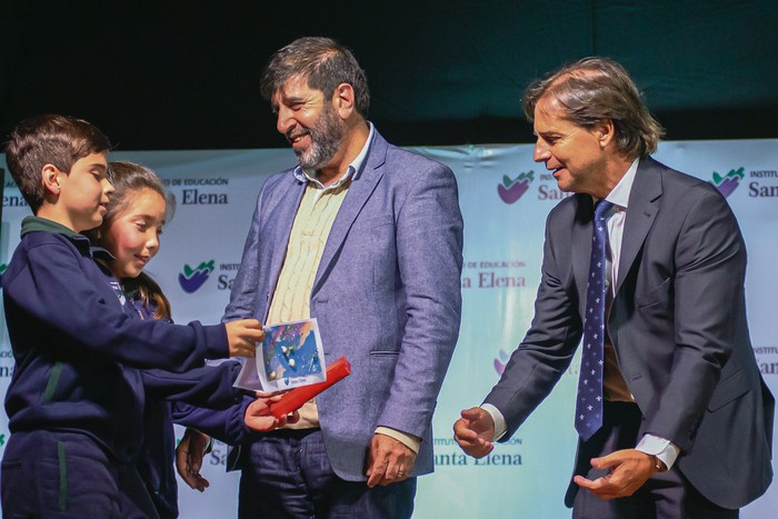 Fernando Pereira y Luis Lacalle Pou, en el Colegio Santa Elena (21.10.2022). · Foto: Alessandro Maradei