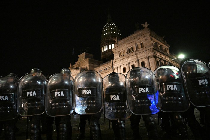 El Congreso de la Nación Argentina, la noche del 12 de junio de 2024, en Buenos Aires. · Foto: Luis Robayo, AFP