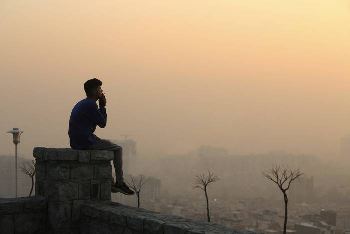 El smog impide la vista de la montaña Saad Abad, al norte de Teherán, capital de Irán, el 13 de enero. · Foto: Atta Kenare, AFP