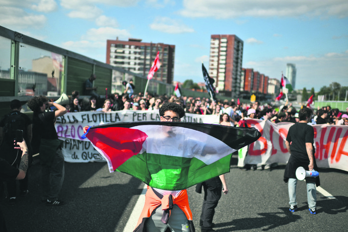 Estudiantes propalestinos bloquean una carretera durante una protesta para condenar la interceptación de la Global Sumud Flotilla por parte del ejército israelí, el 2 de octubre, en Turín. · Foto: Marco Bertorello, AFP