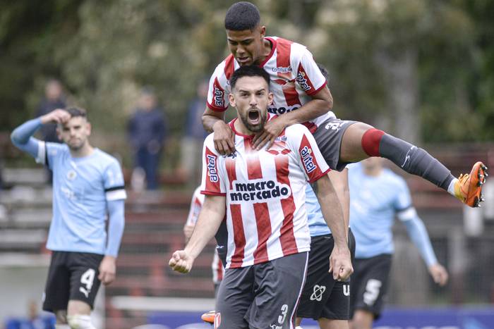 Santiago Brunelli y Juan Cruz de los Santos, tras el segundo gol de River Plate, convertido por Brunelli, ayer en el Parque Federico Omar Saroldi. · Foto: Alessandro Maradei