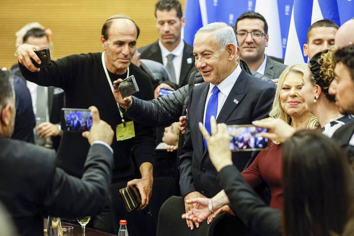 Benjamin Netanyahu, y su esposa Sara durante el brindis por el nuevo presidente de la Knesset, Amir Ohana, después de que el nuevo gobierno preste juramento en el parlamento,el 29 de diciembre, en Jerusalén. · Foto: Amir Cohen, pool, AFP