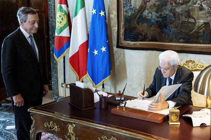 Mario Draghi y el presidente Sergio Mattarella durante la firma del decreto para disolver el parlamento tras la dimisión de Draghi en el Palacio Quirinale. Foto: s/d de autor, Prensa Palacio Quirinale.