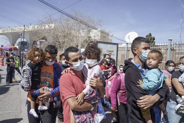 Un grupo de migrantes centroamericanos recién deportados desde Texas, junto al Puente Internacional Paso del Norte, en el centro de Ciudad Juárez, México, el jueves 11 de marzo.  · Foto: Raúl Ratje, AFP