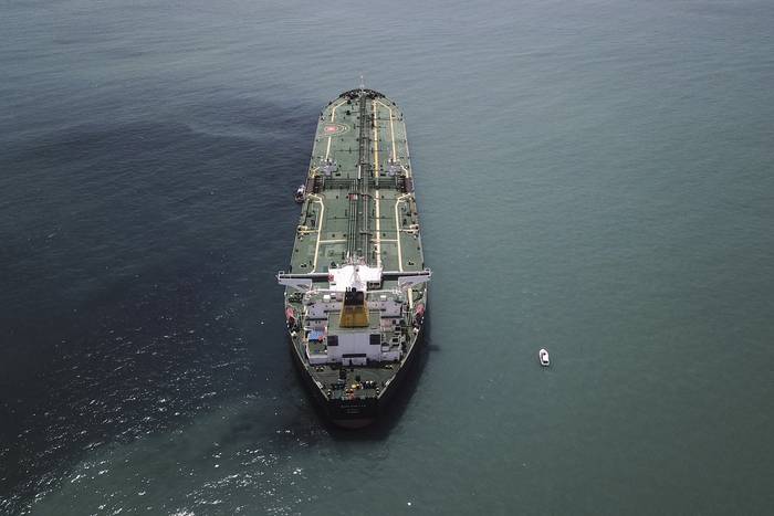 El buque petrolero italiano Mare Doricum, que provocó el derrame de crudo en la refinería de la empresa Repsol, en Lima. · Foto: Ernesto Benavides, AFP