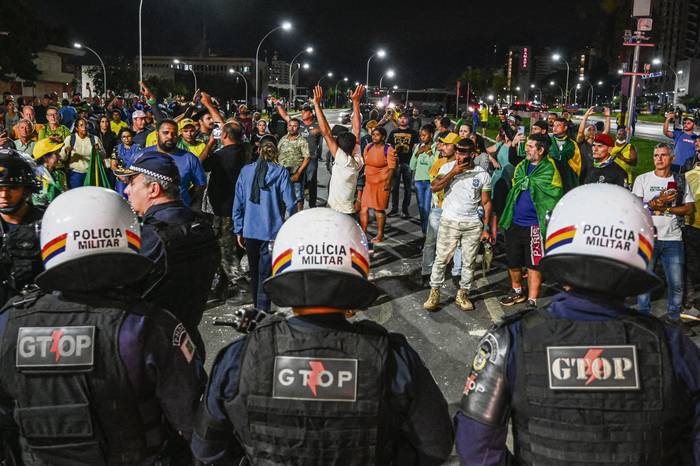 Enfrentamientos entre partidarios del presidente Jair Bolsonaro y la policía militar en la ciudad de Brasilia,  el 12 de diciembre de 2022. · Foto: Evaristo Sa, AFP