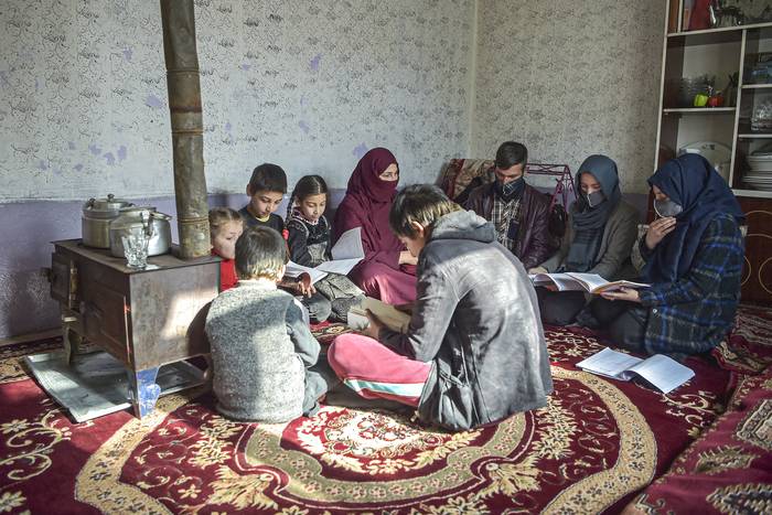Mujeres estudian en su casa tras la prohibición del gobierno de asistir a los centros de estudio, el 23 de diciembre, en Kabul. · Foto: Ahmad Sahel Arman, AFP