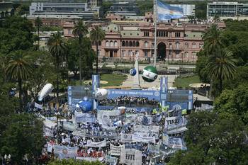 Movilización en la Plaza de Mayo, el 18 de diciembre, en Buenos Aires. · Foto: Juan Mabromata / AFP