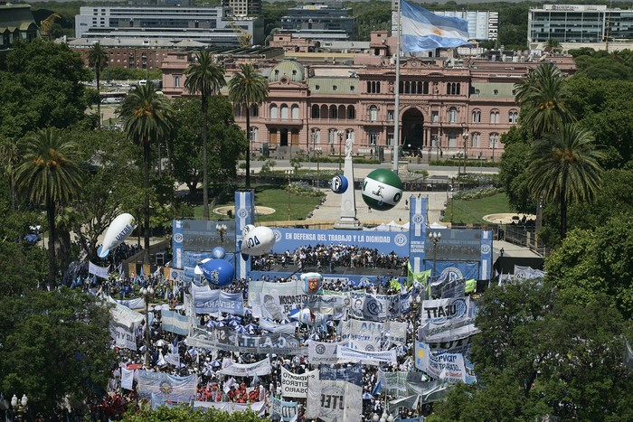 Movilización en la Plaza de Mayo, el 18 de diciembre, en Buenos Aires. · Foto: Juan Mabromata / AFP