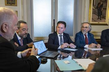 Mario Cardama (derecha) en el Ministerio de Defensa, el 11 de abril.