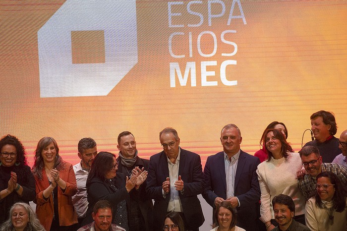 José Carlos Mahía, ministro de Educación y Cultura y Daniel Ximénez, intendente de Lavalleja, con coordinadores generales y departamentales de Espacios Mecenas, en Minas. · Foto: Fernando Morán
