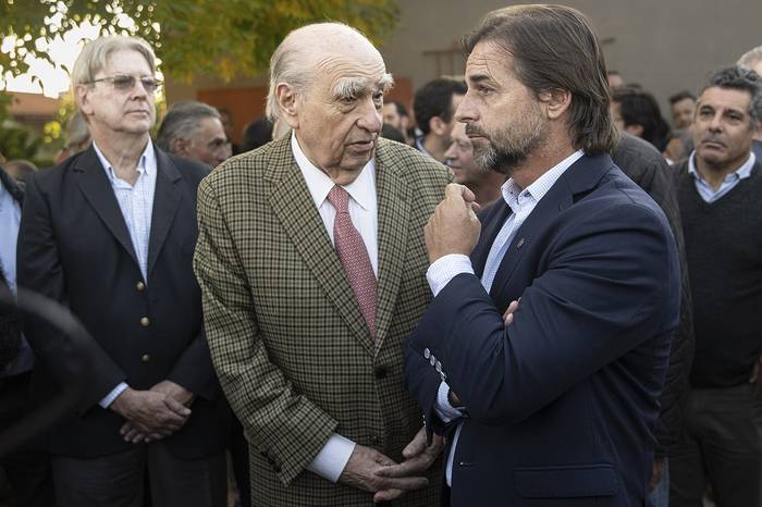 El expresidente, Julio María Sanguinetti, y el presidente Luis Lacalle Pou, durante el velatorio de Adrián Peña. · Foto: Mara Quintero